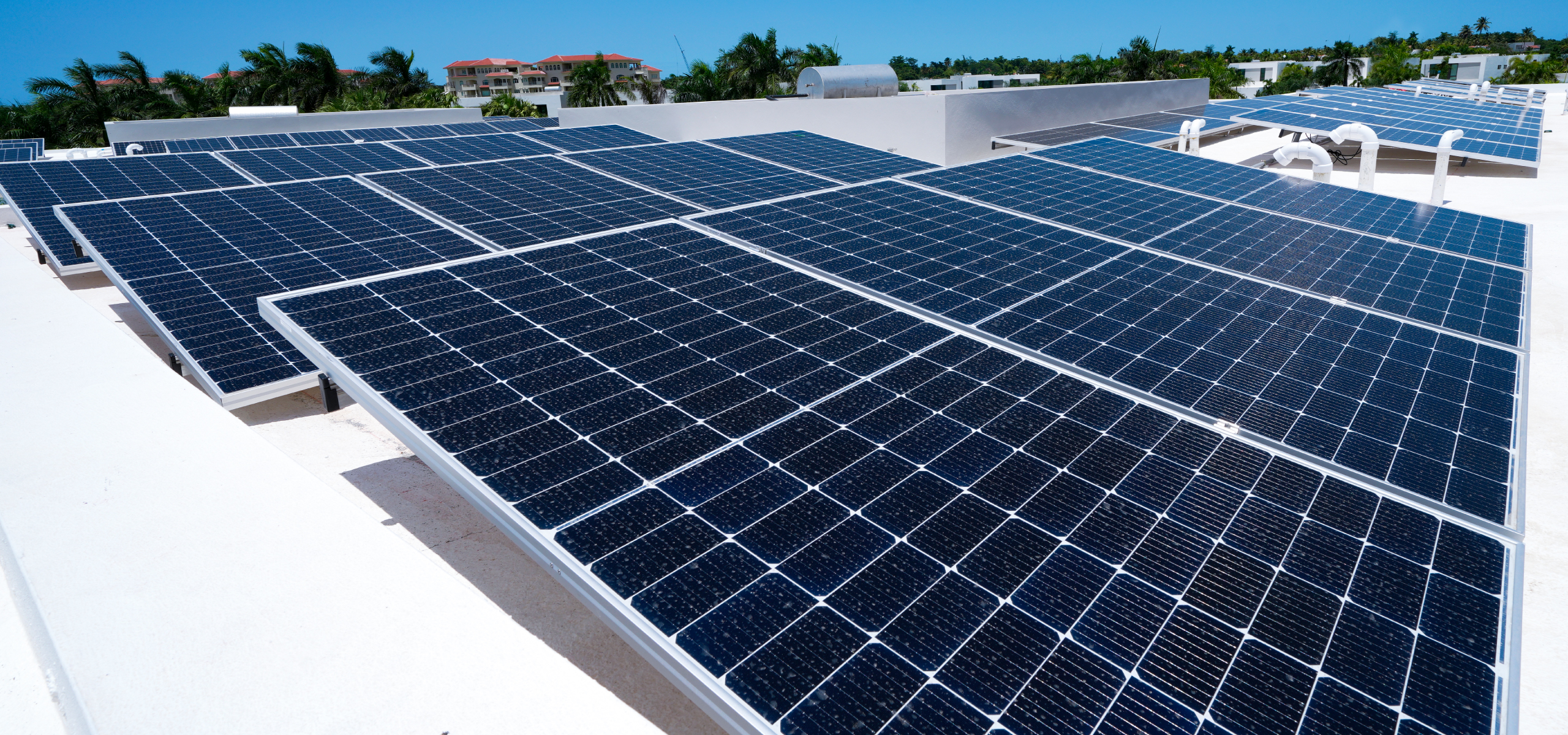 Paneles solares en un techo residencial aumentando el valor de la vivienda