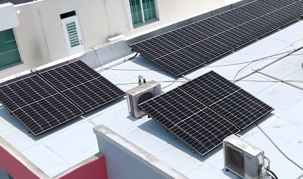 Paneles solares instalados en la residencia de Alex Carrasquillo en Puerto Rico