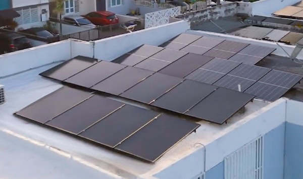 Paneles solares en el techo de la residencia de Norma Trinidad en Puerto Rico