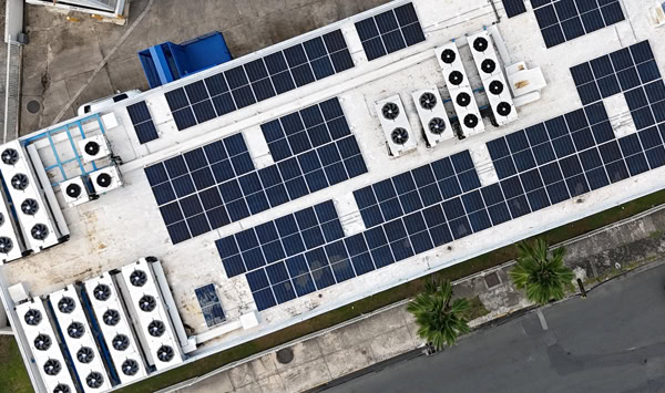 Paneles solares instalados en el techo de un edificio comercial