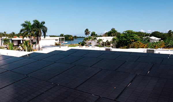Paneles solares instalados en el techo de una residencia en Puerto Rico